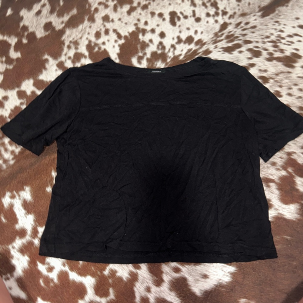 Forever 21 black t-shirt slightly cropped. Size large
